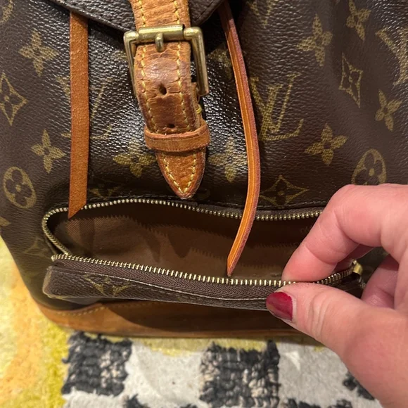 Louis Vuitton Montsouris MM - Picture 9 of 13